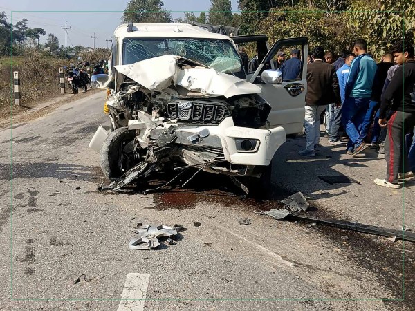 कार दुर्घटनामा चालकको मृत्यु, १३ जना घाइते