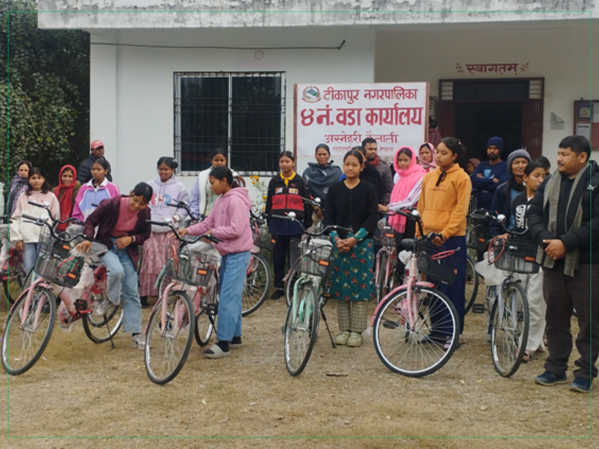 विपन्न समुदायका छात्रालाई वडा कार्यालयबाट साइकल सहयोग