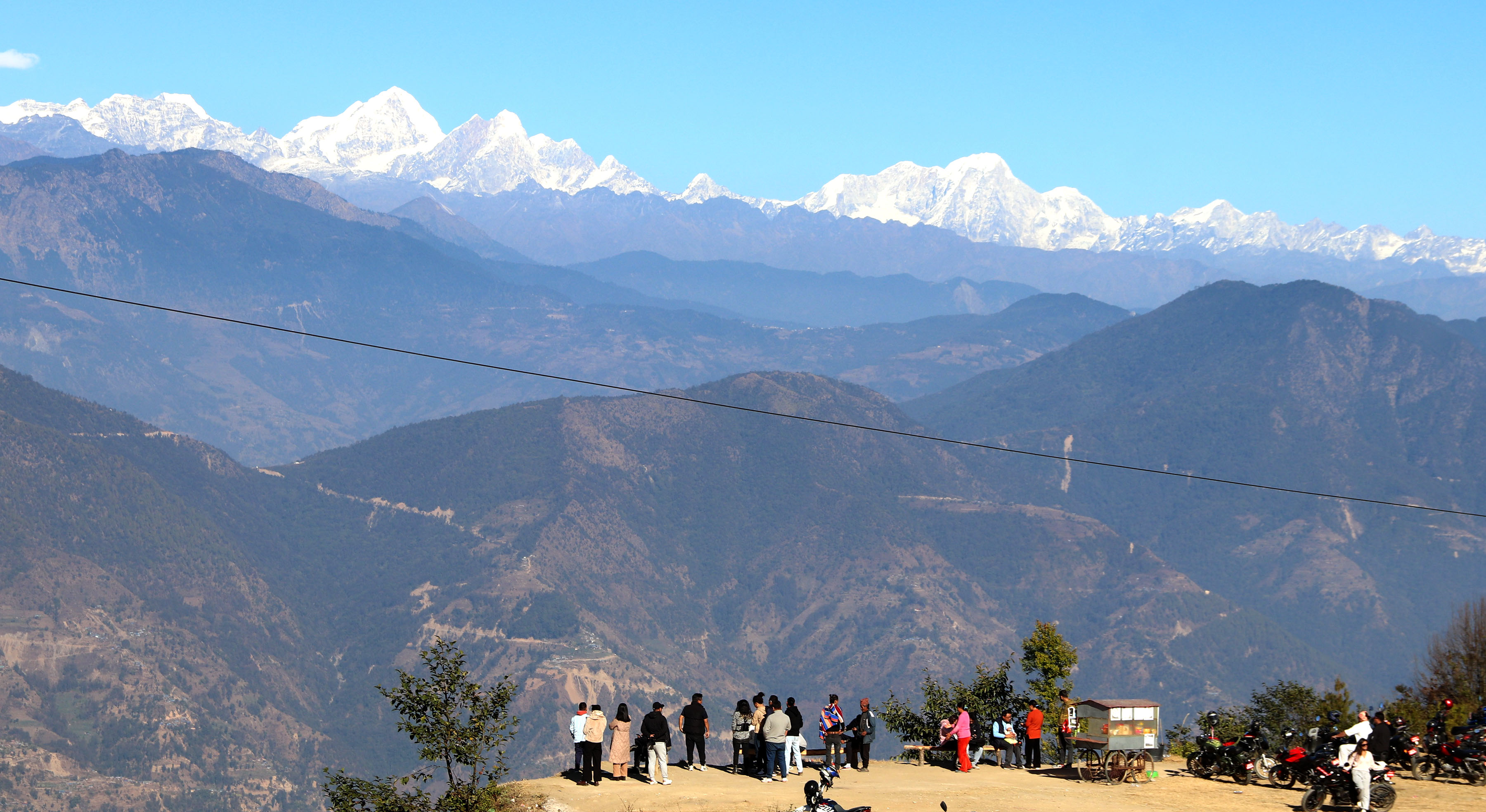 हिमश्रृङ्खलाको दृश्य अवलोकन गर्दै पर्यटक