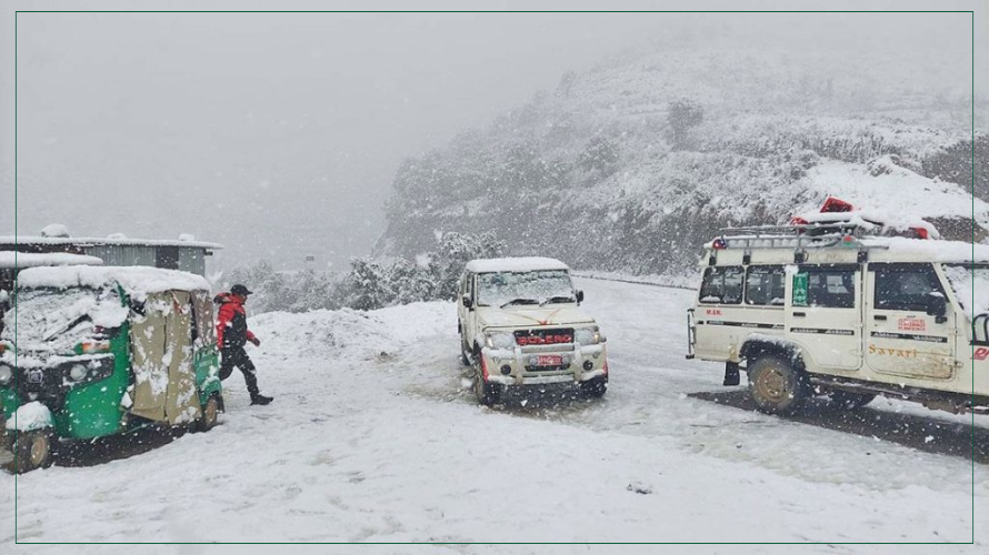 हिमपातले मध्यपहाडी लोकमार्ग अवरुद्ध, जनजीवन प्रभावित