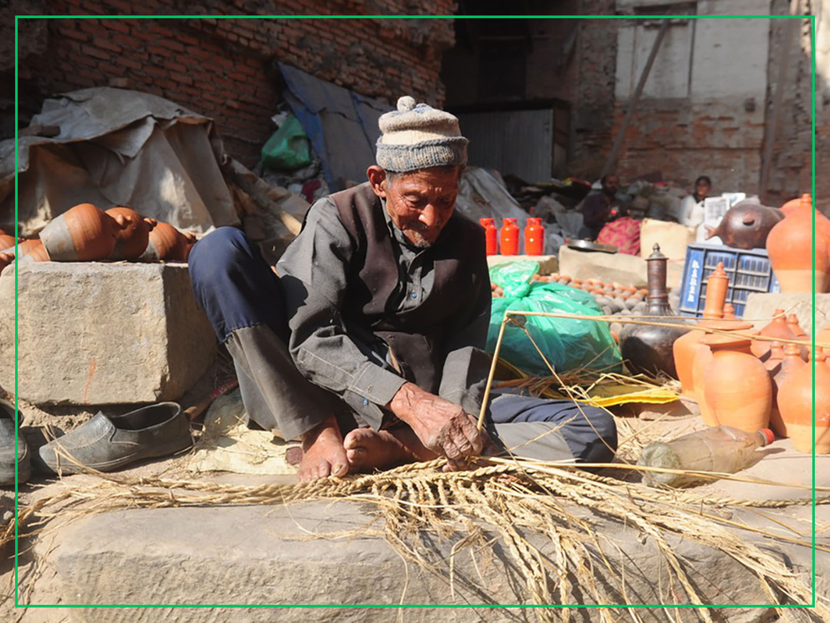 परालको डोरीले सुकुल बुन्दै वृद्ध